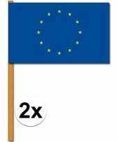 2x europese zwaaivlaggen