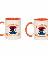 2x stuks we are the champions mok beker oranje wit 300 ml